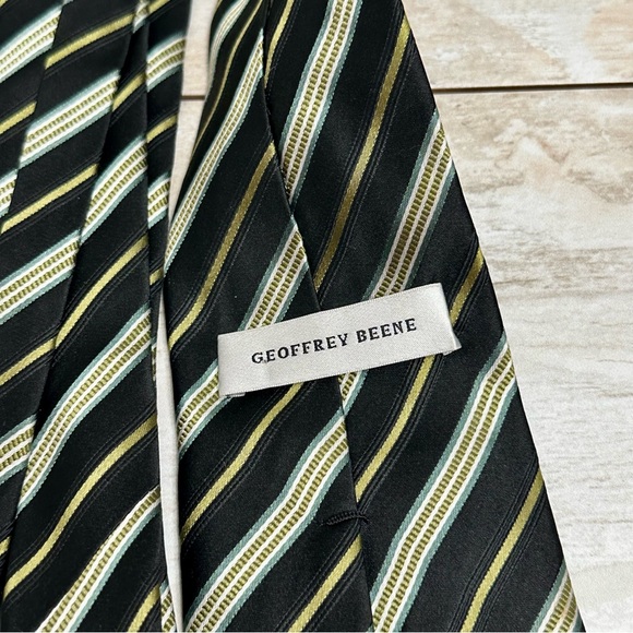 Geoffrey Beene Black Gold Striped 100% Silk New Orleans Saints Colors Power Tie - Picture 7 of 10